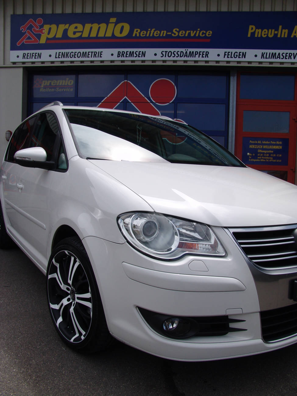 VW Touran, 18Zoll Barracuda Tsunamee mit weissem Colorface